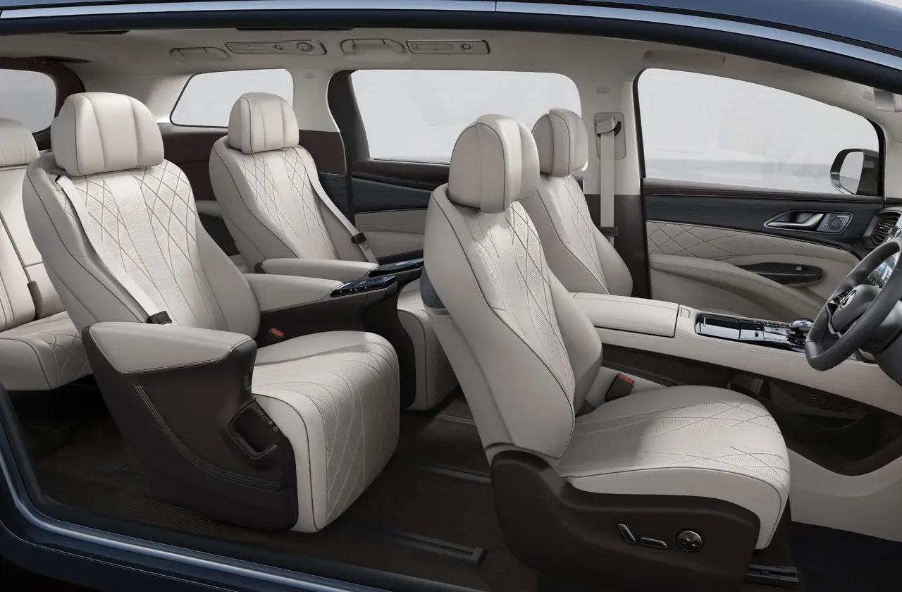 DENZA D9 seats